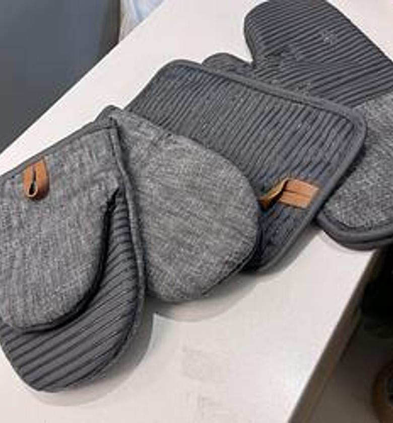 4 piece set oven mitten set image