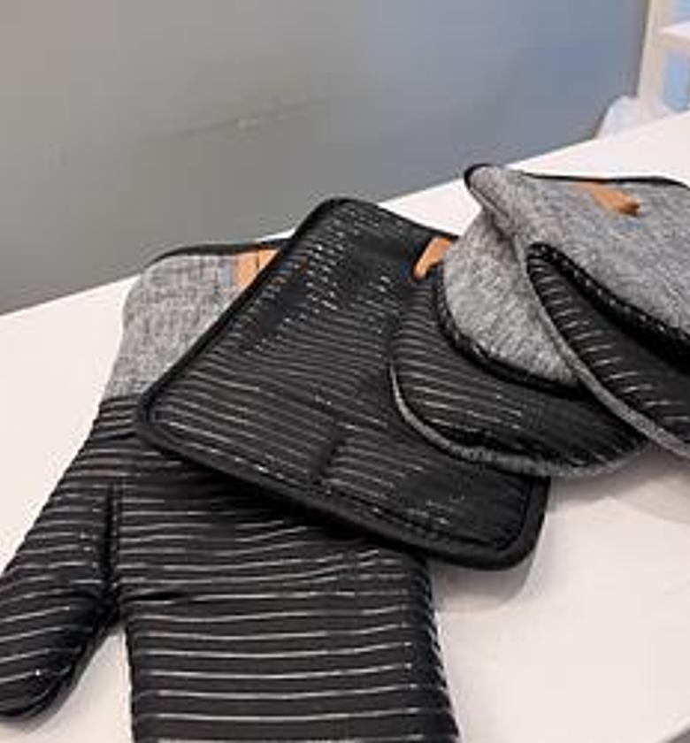 4 piece set oven mitten set image